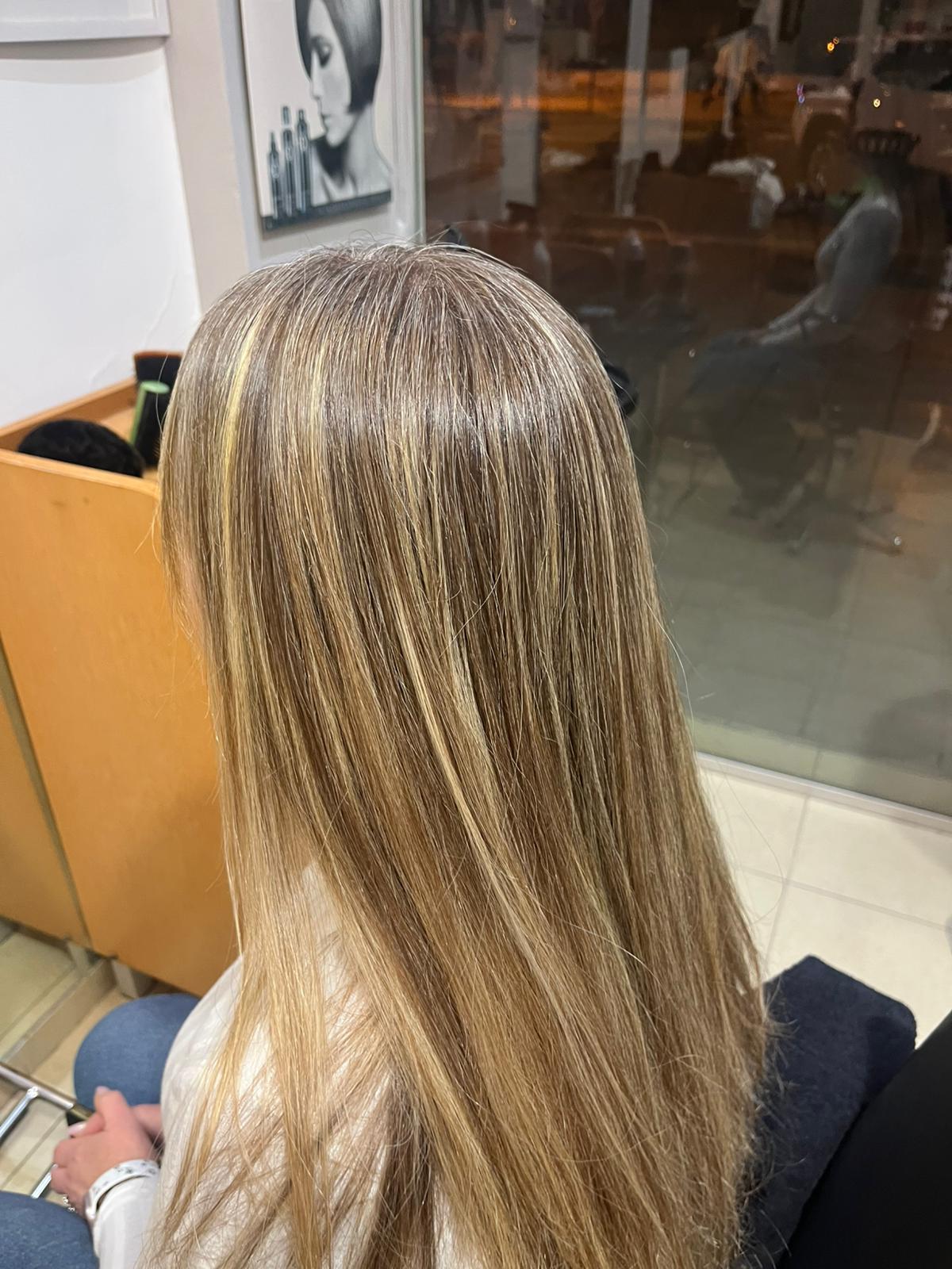 החלקה על שיער בלונד עם גוונים (תמונה)